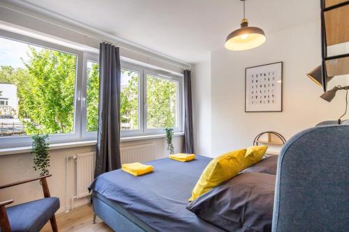 Un dormitorio con una cama con almohadas amarillas. en 3 Bedroom apartment in great location, en Hamburgo