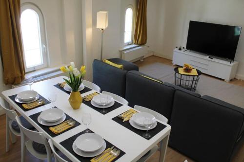uma sala de estar com uma mesa branca e cadeiras em Hamburger Perle am Gänsemarkt und Binnenalster em Hamburgo