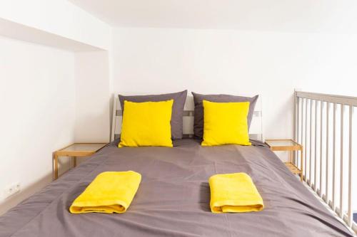 Postel nebo postele na pokoji v ubytování Spacious loft style Studio in Berlin Wilmersdorf