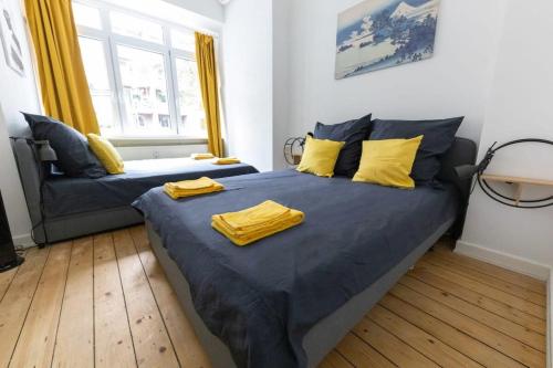 Ένα ή περισσότερα κρεβάτια σε δωμάτιο στο Spacious Apt for 9 in great location