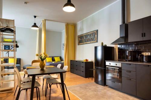 a kitchen and living room with a table in a kitchen at Great Apartment close to Kudamm in Berlin