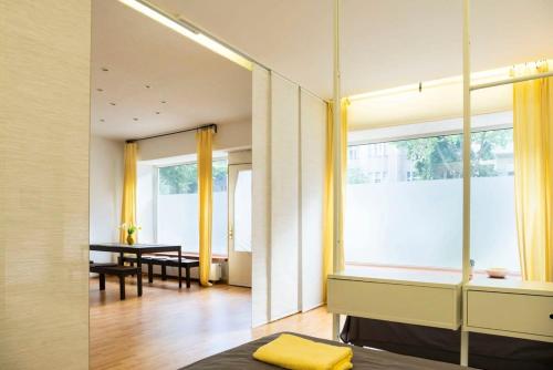 een slaapkamer met een spiegel en een eetkamer bij One Bedroom Apartment Berlin Neukölln in Berlijn