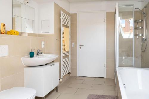 une salle de bain avec un lavabo, des toilettes et une baignoire dans l'établissement Urban Rooftop Apartment - Berlin MITTE - A C, à Berlin