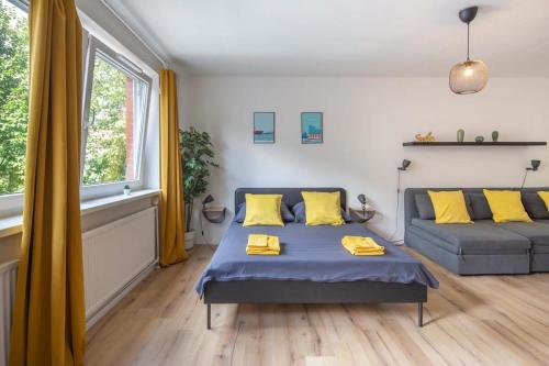 1 dormitorio con cama, sofá y ventana en Schulterblatt-Apartments Hamburg Unit 3 For 5, en Hamburgo