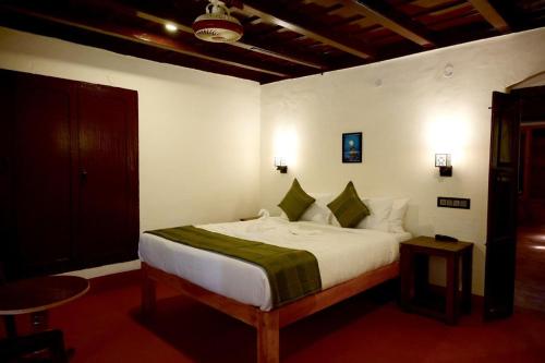 een slaapkamer met een groot bed in een kamer bij Coorg Mystere - Luxury Homestay in Madikeri