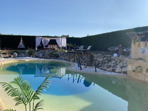 La alberca dentro o cerca de Le Relais de la Chouette