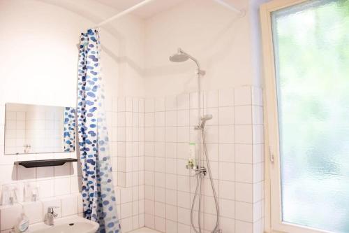 uma casa de banho com um chuveiro e um lavatório. em Family Apartment Moabit em Berlim
