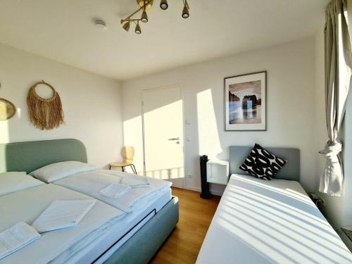 1 dormitorio con 2 camas y ventana en Urban Living - Top Floor Apartment, en Hamburgo