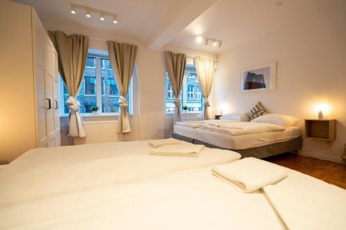 een slaapkamer met 2 bedden en een raam bij Living in Hamburg City Center in Hamburg