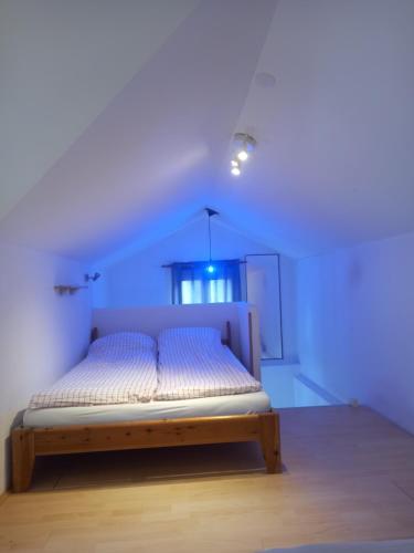 uma cama num quarto com uma luz azul em Liuis em Bad Ischl