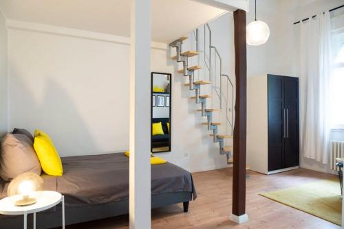 - une chambre avec un lit et un escalier en colimaçon dans l'établissement Stylish Loft Apartment plus SelfCheckIn plus Street Parking, à Berlin