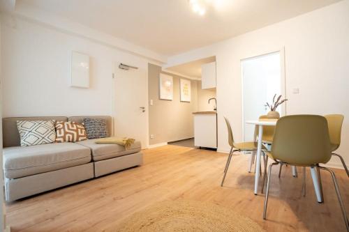 ein Wohnzimmer mit einem Sofa und einem Tisch in der Unterkunft Studio for 4 Guests in Hamburg Rotherbaum in Hamburg