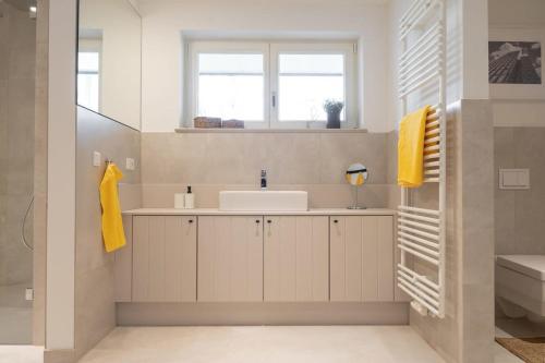 a bathroom with a sink and a mirror at Spacious 3-bedroom apartment near Eilbekpark in Hamburg