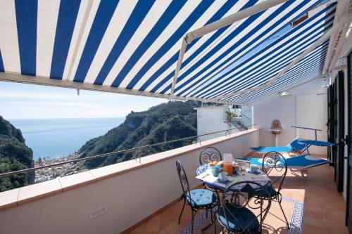 Donna Luisa Suites 19 Amalfi view - free parking في Pontone: شرفة مطلة على المحيط