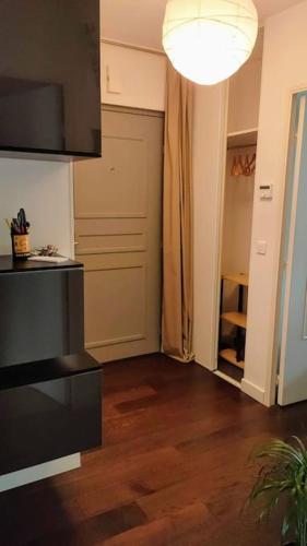 - un salon avec parquet et lumière dans l'établissement EXIGEHOME - Beautifull T2 near Versailles Saclay & Chevreuse, à Voisins-le-Bretonneux