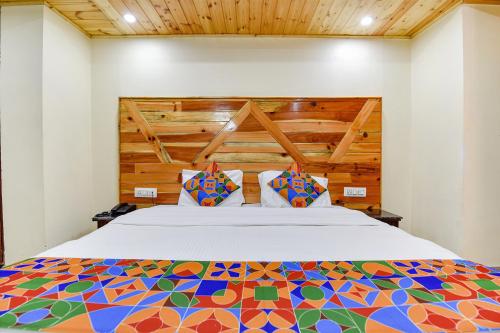 En eller flere senge i et værelse på FabHotel Mayra Grand