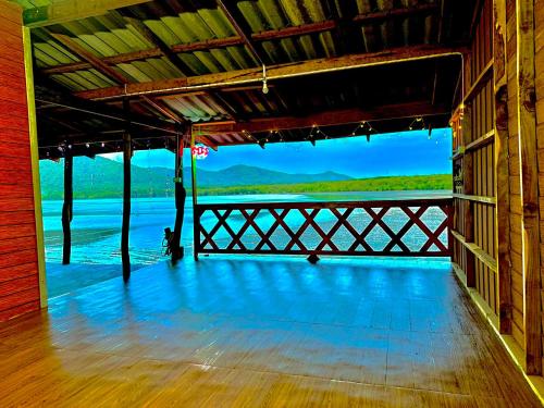 a view of the ocean from the inside of a building at HomeSatay Songpeenong โฮมสเตย์สองพี่น้อง in Chumphon