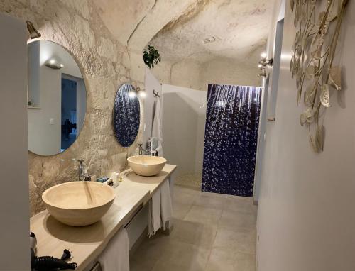 a bathroom with two sinks and a shower at Manoir des Roches 41 in Bourré