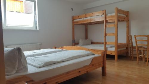 2 Etagenbetten in einem Zimmer mit Fenster in der Unterkunft Gästehaus Sibylle in Rust