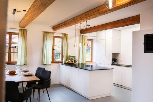Kuchyň nebo kuchyňský kout v ubytování Traumhaftes Chalet mit Sauna und Whirlpool Refugium am Rehberg