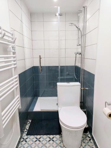 een badkamer met een toilet en een douche bij Studio avec jardin proche de la Défense in Courbevoie