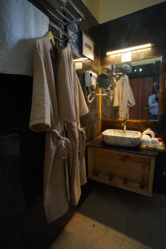 溫達文的住宿－SAMALIA AGRO RESORT VRINDAVAN，浴室配有盥洗盆和带毛巾的台面。