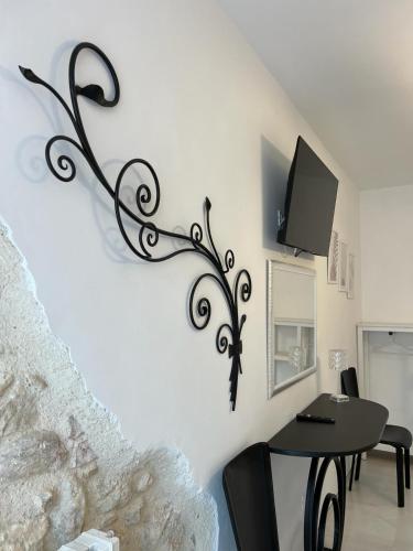a room with a table and a tv on a wall at Il viandante in Sulmona