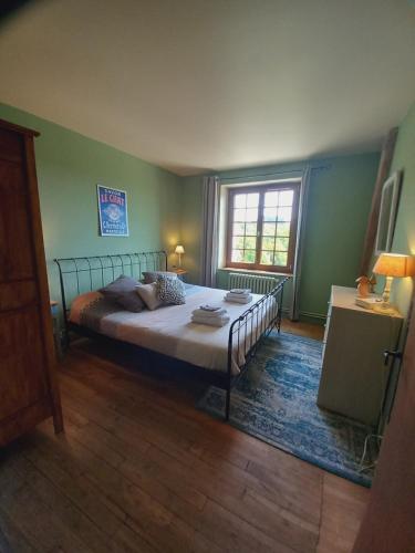 1 dormitorio con cama y ventana en Le Puy Maury, en Augne