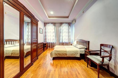 1 dormitorio con 2 camas y 1 silla en Апартаменти 3-кімнатні в центрі Києва, м. Площа Українських Героїв en Kiev