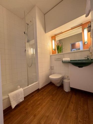 uma casa de banho com um chuveiro, um WC e um lavatório. em BEST IN HOSTING Graz em Graz