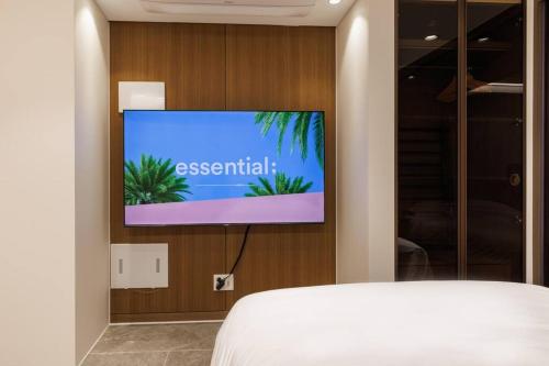 a tv in a bedroom with a television screen with at Wecostay Gangnam in Seoul