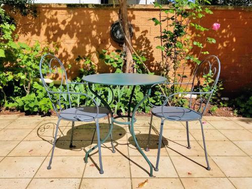 two chairs and a table and a table and chairs at Studio avec jardin proche de la Défense in Courbevoie