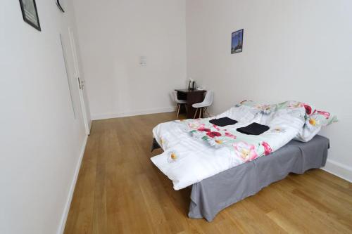 Fantastic - KP22 Room C في وارسو: غرفة نوم بسرير مع شراشف بيضاء وزهور