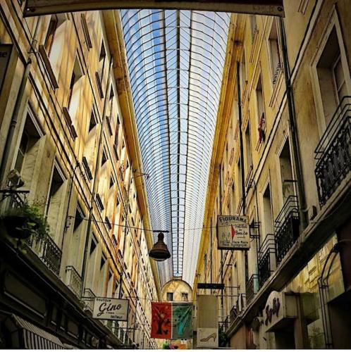 un bâtiment avec un plafond en verre dans une rue dans l'établissement Appartement en plein centre., à Carpentras