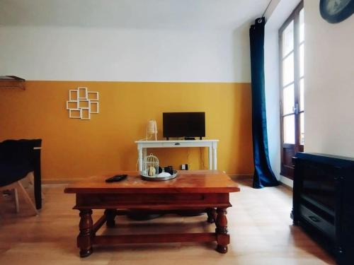TV a/nebo společenská místnost v ubytování Appartement en plein centre.
