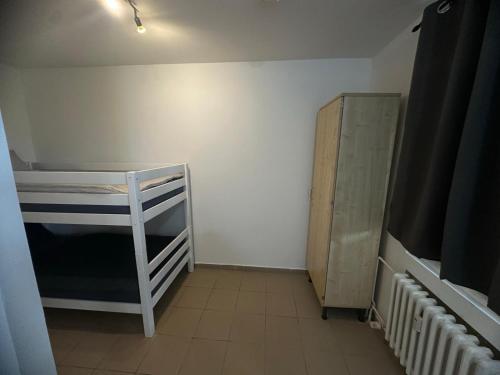 Habitación pequeña con litera y armario en MK Apartments Delmenhorst 3, en Delmenhorst