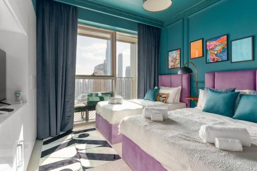 Un pat sau paturi într-o cameră la Spectacular Burj Khalifa View 2 min to Dubai Mall