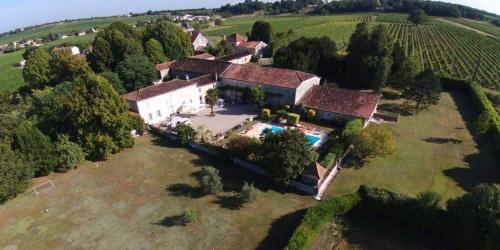 eine Luftansicht eines Hauses auf einem Feld in der Unterkunft L échappée belle en campagne charentaise in Gondeville