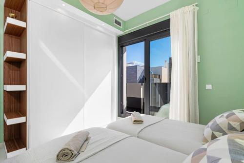 um quarto com uma grande janela e uma cama em Luxury Villa with Private Swimming Pool in Cabo Roig em Playas de Orihuela