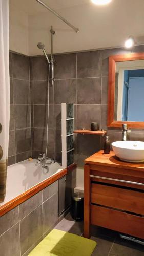 une salle de bain avec une baignoire et un lavabo dans l'établissement EXIGEHOME - Beautifull T2 near Versailles Saclay & Chevreuse, à Voisins-le-Bretonneux