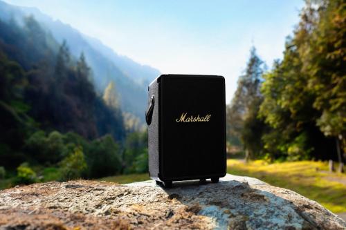 ein schwarzer Koffer, der auf einem Felsen steht in der Unterkunft Bal Camps by Hike House in Dharamshala