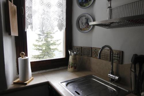 un bancone della cucina con lavandino e finestra di Casa Isma a Castiglione dʼOrcia