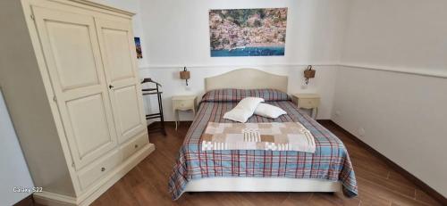una piccola camera da letto con un letto con due cuscini di Estate4home - MAISON LIRIO a Positano
