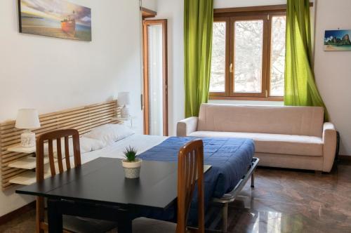 una sala de estar con una mesa y un sofá en La Vittoria, en Lido di Ostia