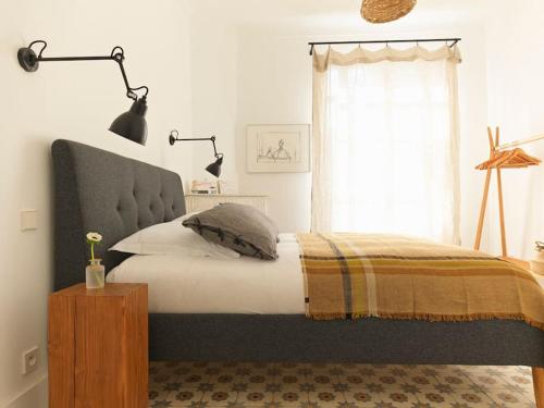 une chambre avec un grand lit et une fenêtre dans l'établissement Le 6 _ Appartement d'exception, à Vence