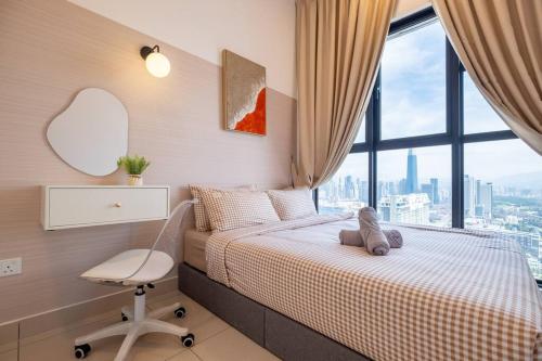 Llit o llits en una habitació de Trion KL city amazing view with bathtub room 8pax