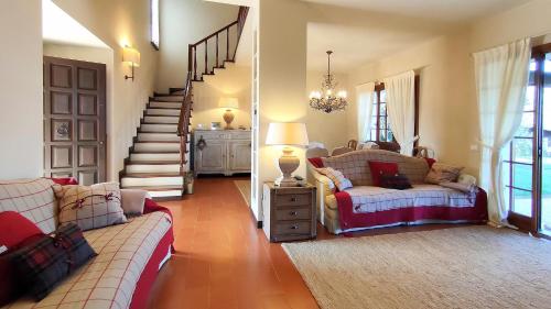 uma sala de estar com dois sofás e uma escada em Villa Villacolle by BarbarHouse em Mondolfo
