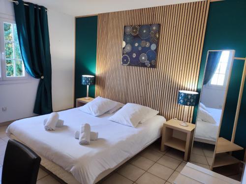 Postel nebo postele na pokoji v ubytování Hôtel et Appart'Hôtel Le Relais Du Val D'Orbieu