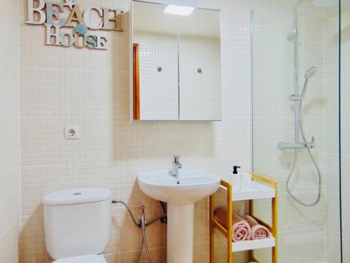 La salle de bains est pourvue de toilettes, d'un lavabo et d'une douche. dans l'établissement Playa Chica House 2 Fuerteventura, à Puerto del Rosario