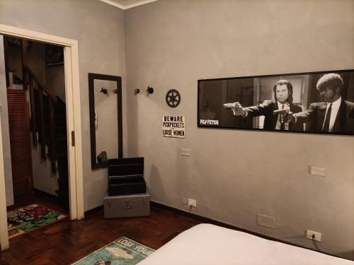 um quarto com uma televisão na parede com um homem a segurar um microfone em The Place em Roma